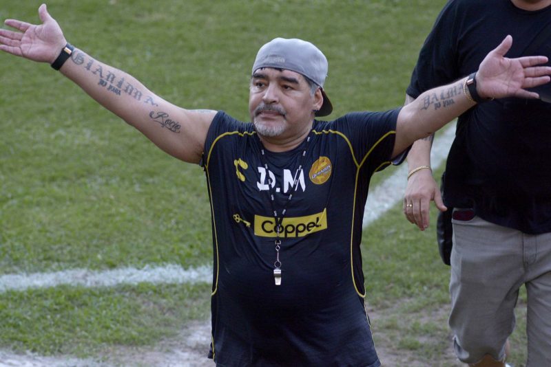 El técnico argentino Diego Armando Maradona (c) saluda a la afición al término de una sesión de entrenamiento, lunes 10 de septiembre de 2018, en la ciudad de Culiacán, Sinaloa (México). EFE/Juan Carlos Cruz