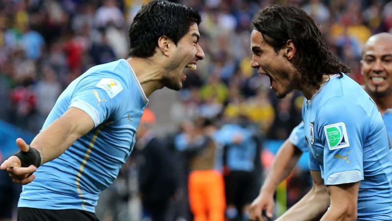 Luis Suárez celebra con Edison Cavani, su gol en el juego Uruguay-Inglaterra de Brasil 2014. EFE/Sebastião Moreira