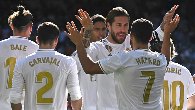 Los jugadores del Real Madrid Sergio Ramos (c1) y Eden Hazard (c2) celebran el gol marcado por Hazard ante el Granada, durante el partido correspondiente a la octava jornada de LaLiga Santander, disputada en el Estadio Santiago Bernabéu. EFE/Fernando Villar