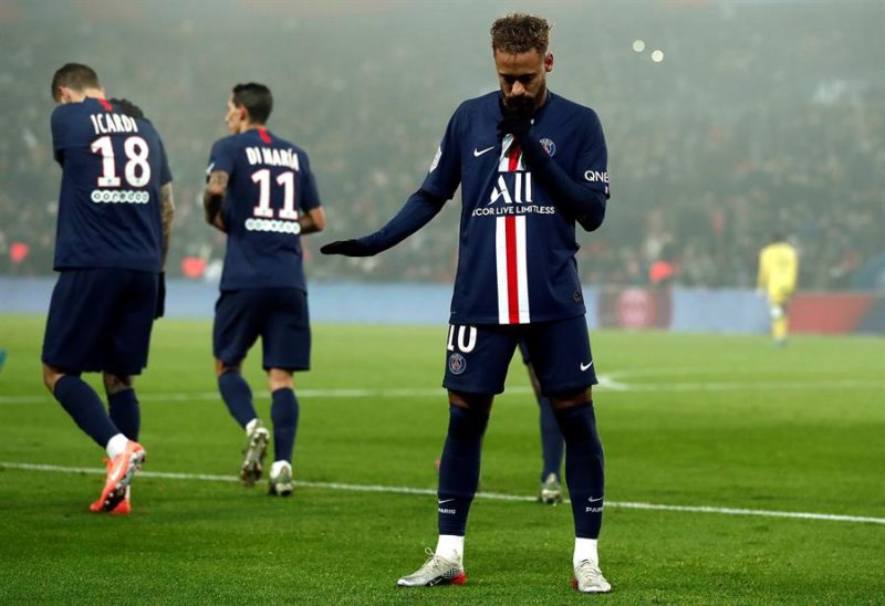 Neymar Jr (R) del Paris Saint Germain celebra tras anotar un penal durante el partido de fútbol de la Ligue 1 francesa entre Paris Saint-Germain (PSG) y FC Nantes en el estadio Parc des Princes de París, Francia, 04 de diciembre de 2019. (Francia) EFE / EPA / IAN LANGSDON