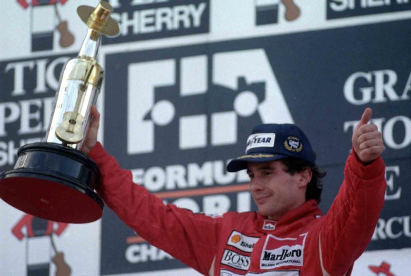 Ayrton Senne celebra su victoria en un GP.