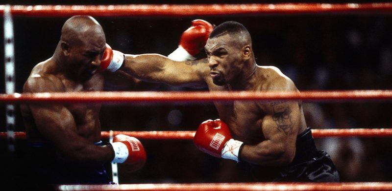 ¡Mike Tyson enloqueció y golpeó a un hombre en un avión! (Video)