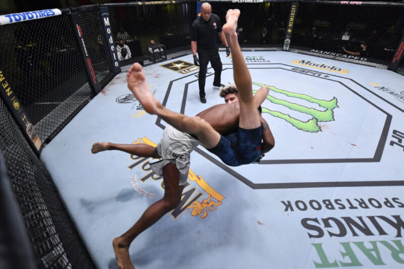 UFC: Anderson Silva despide su leyenda con derrota frente a Uriah Hall