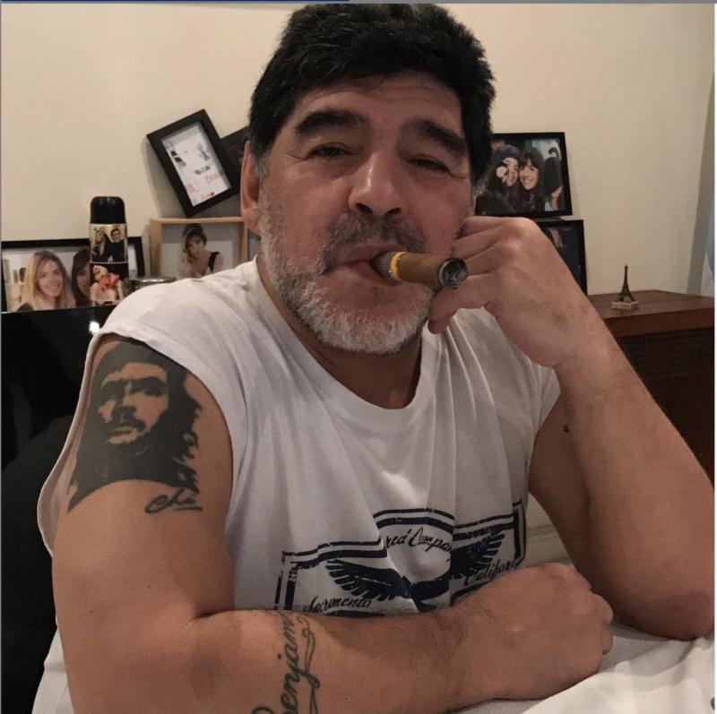 Maradona fumando Habano