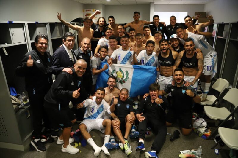 Selección de Guatemala festejando triunfo ante El Salvador