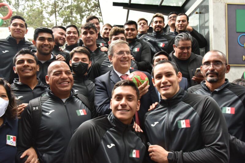 Marcelo Ebrard junto a atletas mexicanos en su visita al COM, Juegos Olímpicos