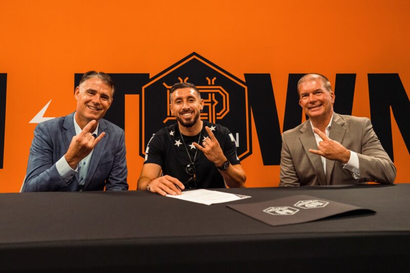 Héctor Herrera es presentado con el Houston Dynamo