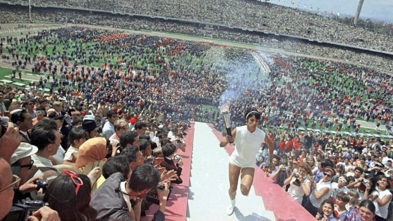 Enriqueta Basilio inaugurando los Juegos Olímpicos México 1968
