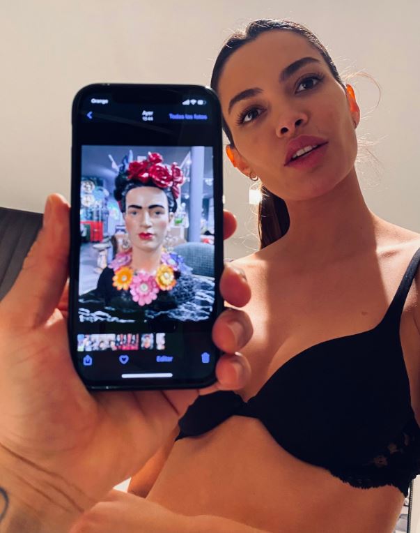 Dani Alves, su esposa y Frida Kahlo