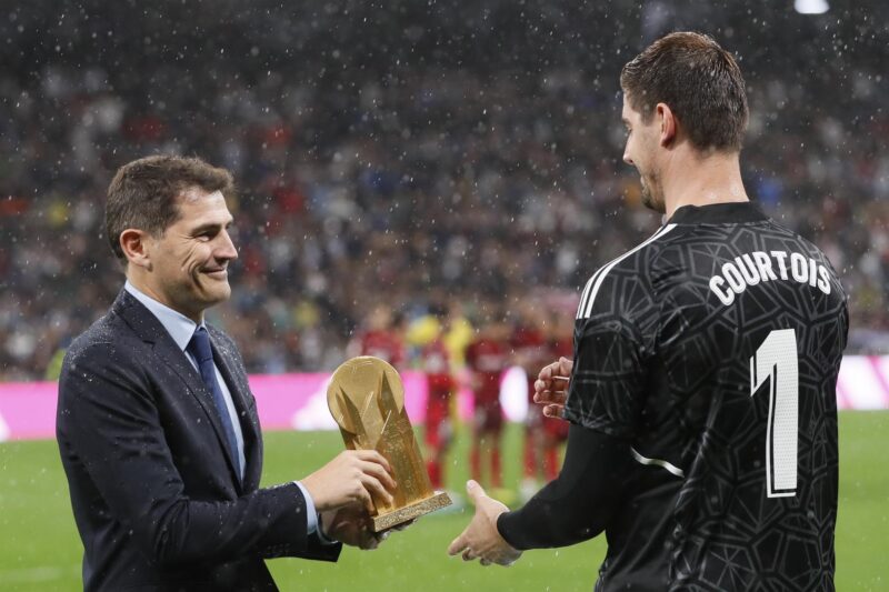 Iker Casillas entrega en el Santiago Bernabéu el Trofeo Yashin a Courtois