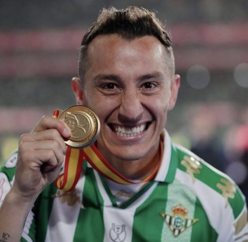 Andrés Guardado con su medalla de campeón, luego de la coronación del Betis en la Copa del Rey 2022