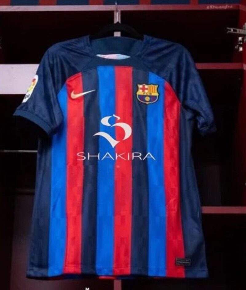 Así podría verse el jersey del Barcelona con el logo de Shakira