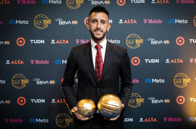 Camilo Vargas fue galardonado por la Liga MX con dos balones de oro que lo acreditan como el mejor portero y el mejor jugador de la temporada 2021/2022