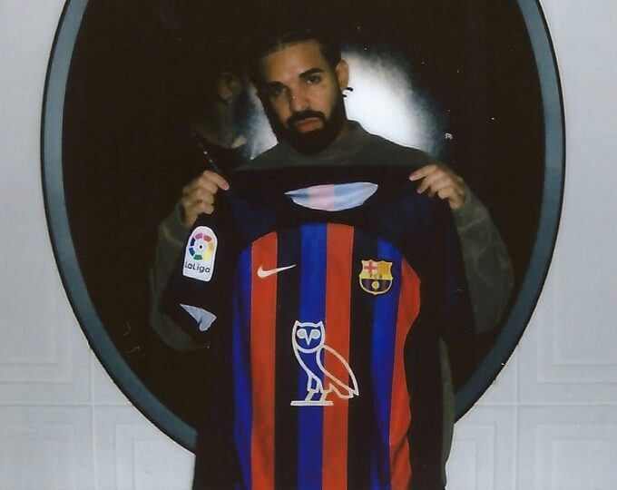El logo de Drake estuvo en la camiseta blaugrana durante 'El Clásico'. Shakira podría emularlo próximamente.