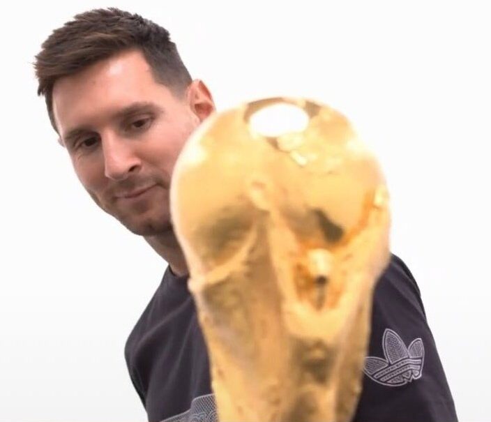 Messi observando la copa del mundo en 2020, durante un evento publicitario del PSG