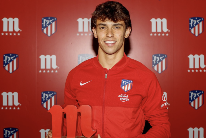 João recibiendo el premio al mejor jugador del Atlético de Madrid. Negocia el PSG por él
