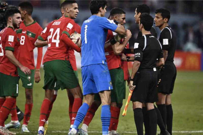 Protesta de los marroquíes por las decisiones del árbitro