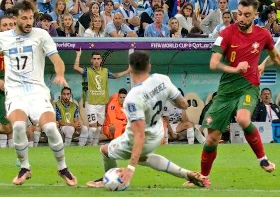 El polémico penalti que marcaron a favor de Portugal en el juego contra Uruguay.