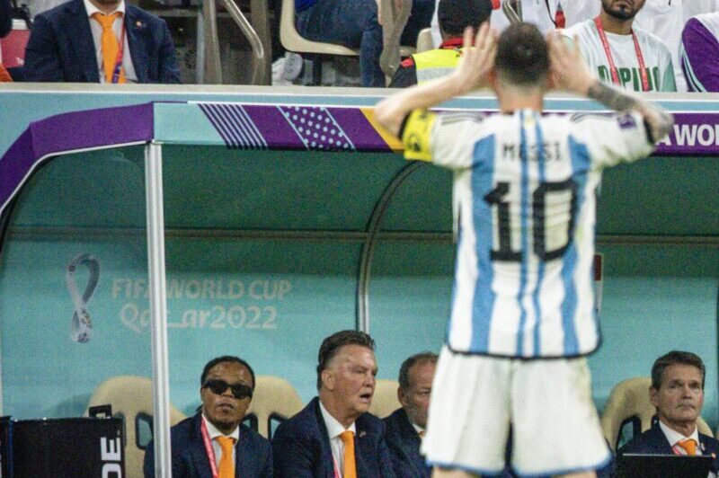 Messi le celebró a Van Gaal el su gol ante Países Bajos.