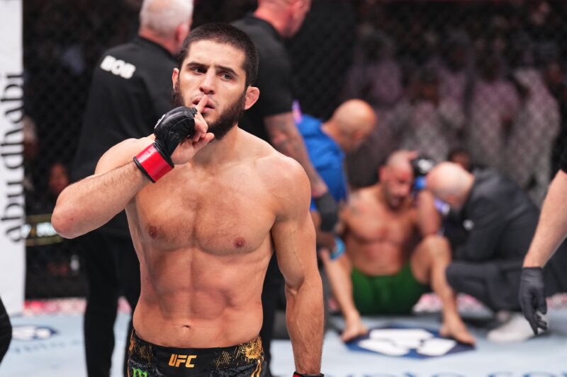 Durante el UFC 294, Islam Makhachev noqueó en el primer asalto a Alexander Volkanovski. Foto: Twitter @UFC