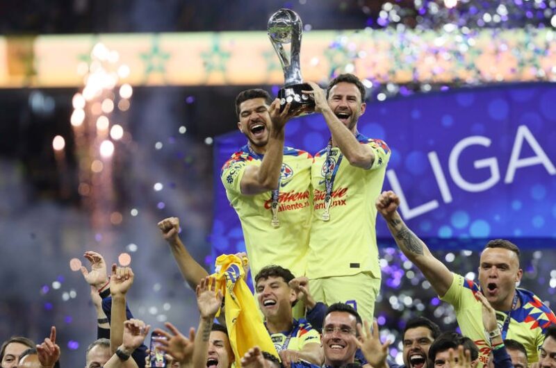 América puede ser el 4to bicampeón de Liga MX en torneos cortos Foto: Agencia EFE - Henry Martín y Miguel Layún levantando el título 14 en la historia del América.