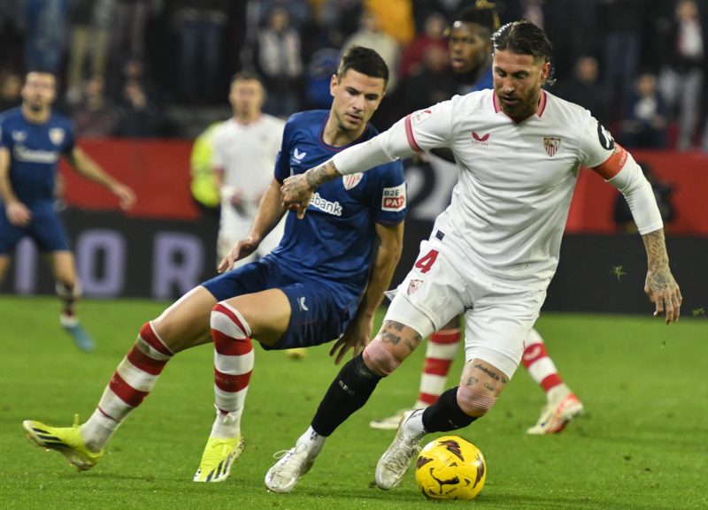 Sergio Ramos se encara con un hincha tras la derrota del Sevilla