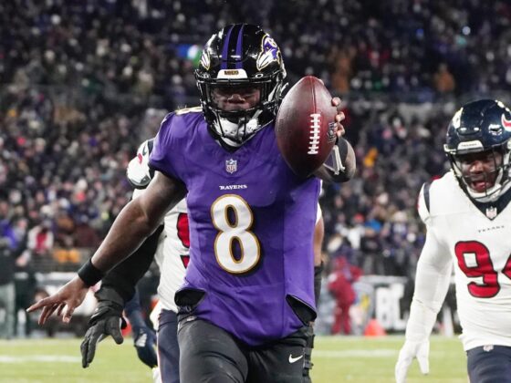 Resumen semana 5 NFL: Ravens vencen a Bengals en un final de infarto Baltimore (Usa), 20/01/2024.- Baltimore Ravens quarterback Lamar Jackson (C) scores a touch down during the second half of the NFL American football AFC divisional playoff game between the Baltimore Ravens and Houston Texans in Baltimore, Maryland, USA, 20 January 2024. EFE/EPA/WILL OLIVER