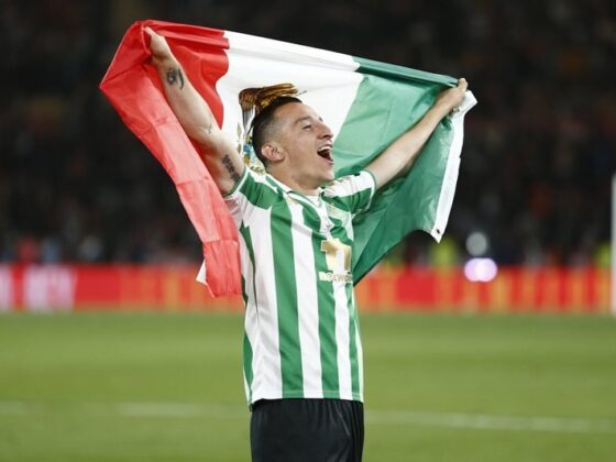¡La historia y palmarés de Andrés Guardado para llegar a León! Andrés Guardado con el Real Betis alzando la bandera de México. (Foto: 'Instagram' @andresgua18)