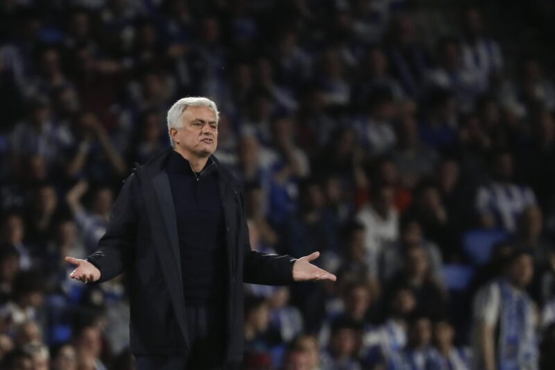 José Mourinho despedido de la Roma, ovacionado por los tifosi