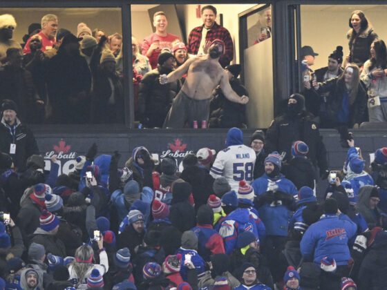 Jason Kelce, hermano de Travis Kelce 'enloqueció' tras anotación Jason Kelce celebrando el touchdown de su hermano Travis Kelce en la victoria de los Chiefs de Kansas City sobre los Bills de Buffalo. (Foto: 'X' NFL)