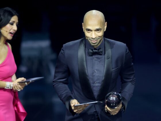 The Best: Messi y el incómodo momento de su anuncio como ganador Thierry Henry recibió el premio The Best por Lionel Messi tras su ausencia