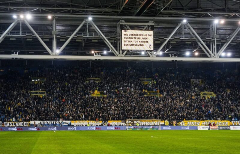 Aficionados del Vitesse invaden la cancha tras la derrota
