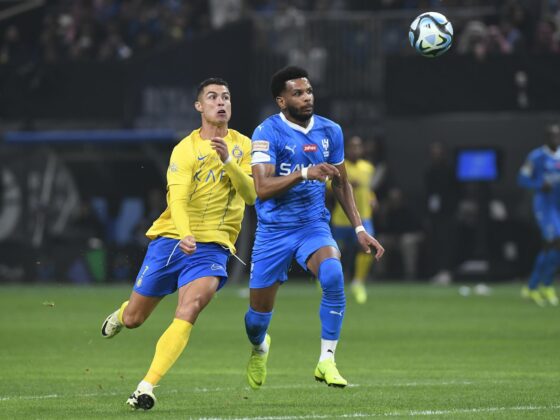 Doblete de Cristiano y Al-Nassr se lleva el clásico ante Al-Hilal Riyadh (Saudi Arabia), 08/02/2024.- Ali Albulayhi (R) of Al Hilal in action against Cristiano Ronaldo (L) of AL-Nassr during the Riyadh Season Cup 2024 final soccer match between Al Hilal and Al Nassr in Riyadh, Saudi Arabia, 08 February 2024. (Arabia Saudita) EFE/EPA/STR