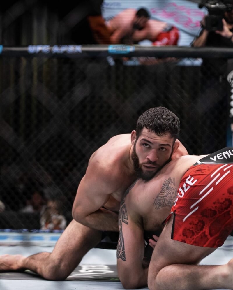 UFC: Imavov logra victoria pero no se aleja de la polémica