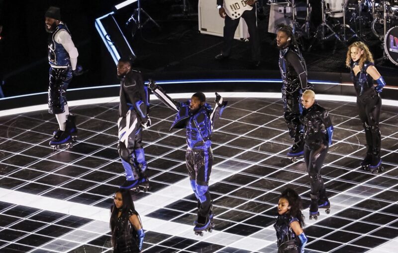 Las Vegas (United States), 11/02/2024.- US singer Usher (C) performs during the halftime show of Super Bowl LVIII between the Kansas City Chiefs and the San Fransisco 49ers at Allegiant Stadium in Las Vegas, Nevada, USA, 11 February 2024. The Super Bowl is the annual championship game of the NFL between the AFC Champion and the NFC Champion and has been held every year since 1967. EFE/EPA/CAROLINE BREHMAN