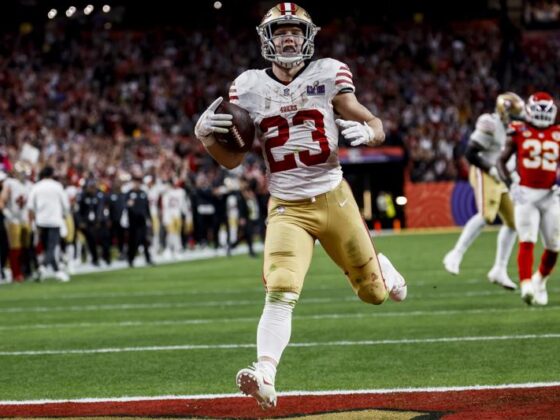 Christian McCaffrey extiende su contrato con los San Francisco 49ers El corredor de los San Francisco 49ers Christian McCaffrey fue el encargado de anotar el primer TD del Super Bowl LVIII.