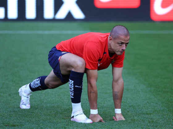 Chicharito Hernández encara a enfadado fan de Chivas Javier Chicharito Hernández encara a enfadado fan de Chivas