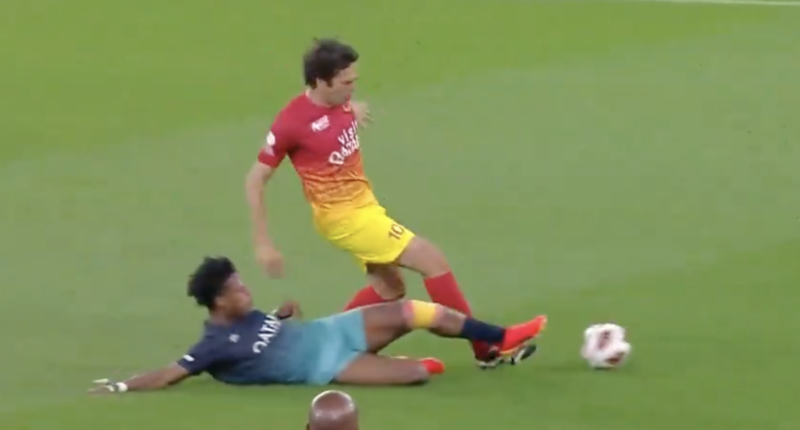 Kaká y la entrada que casi lo lesiona