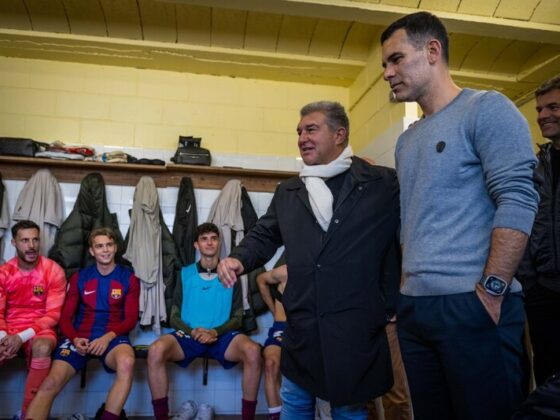 Rafael Márquez se aleja del banquillo del Barcelona Rafael Márquez junto al presidente del Barcelona, Joan Laporta. (Foto: 'X' Barça Atlètic)
