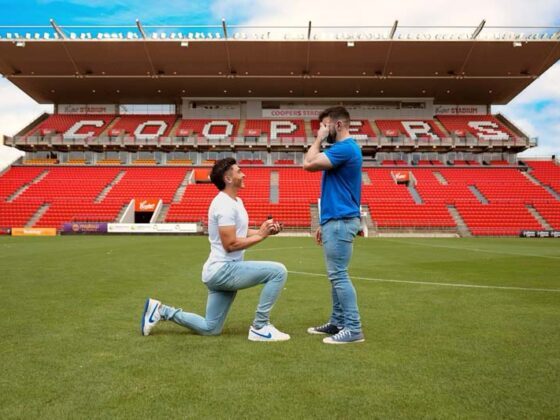 Futbolista australiano le pidió matrimonio a su novio en pleno estadio Josh Cavallo, futbolista australiano, le pide matrimonio a su novio