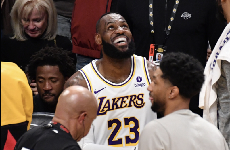 ¡Así fue la hazaña de LeBron James para los 40 mil pts! LeBron James reaccionando a su anotación de los 40 mil puntos