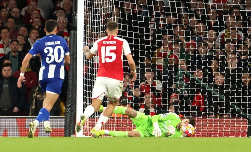 Arsenal clasifica a cuartos de final gracias a David Raya