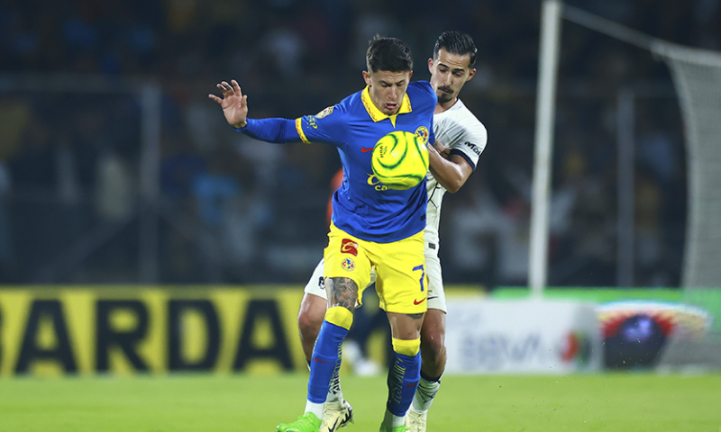 Brian Rodríguez y Pablo Bennevendo, durante el partido correspondiente a la jornada 16 del torneo Clausura 2024 de la Liga BBVA MX, entre los Pumas de la UNAM y las Águilas del América, realizado en el Estadio Olímpico Universitario.