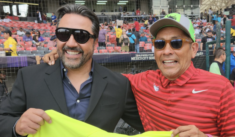 ¡El arquero Jorge Campos sorprendió a Urquidy y le regaló su jersey! Jorge Campos y José Urquidy (x: @MLB_Mexico)