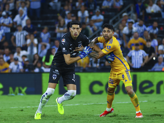 Esteban Andrada insulta en redes a Nahuel Guzmán por láser distractor Foto/ Imago7 - Esteban Andrada y Javier Aquino, durante el partido correspondiente a la jornada 15 del torneo Clausura 2024 de la Liga BBVA MX, entre rayados de Monterrey y los Tigres de la U.A.N.L.