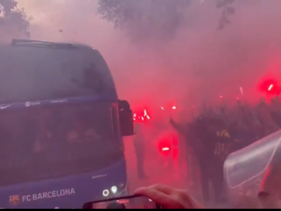 Los hinchas del Barcelona apedrean por error el camión blaugrana Los hinchas del Barcelona apedrean por error el camión blaugrana