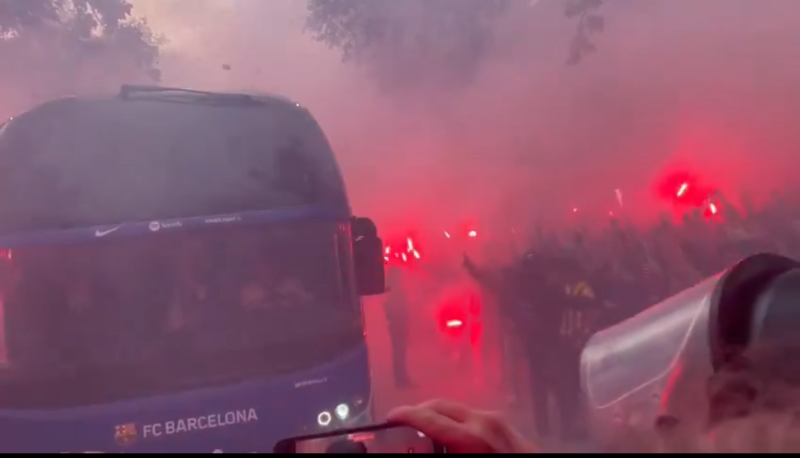 Los hinchas del Barcelona apedrean por error el camión blaugrana Los hinchas del Barcelona apedrean por error el camión blaugrana