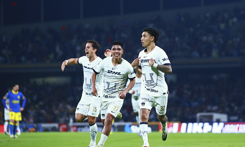 Leonardo Suárez en festejo de gol, durante el partido correspondiente a la jornada 16 del torneo Clausura 2024 de la Liga BBVA MX, entre los Pumas de la UNAM y las Águilas del América, realizado en el Estadio Olímpico Universitario.