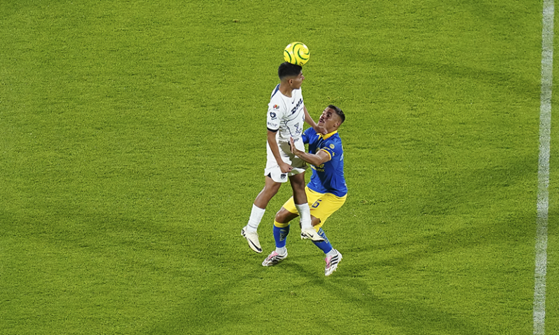 Piero Quispe y Jonathan Dos Santos, durante el partido correspondiente a la jornada 16 del torneo Clausura 2024 de la Liga BBVA MX, entre los Pumas de la UNAM y las Águilas del América, realizado en el estadio Olímpico Universitario.