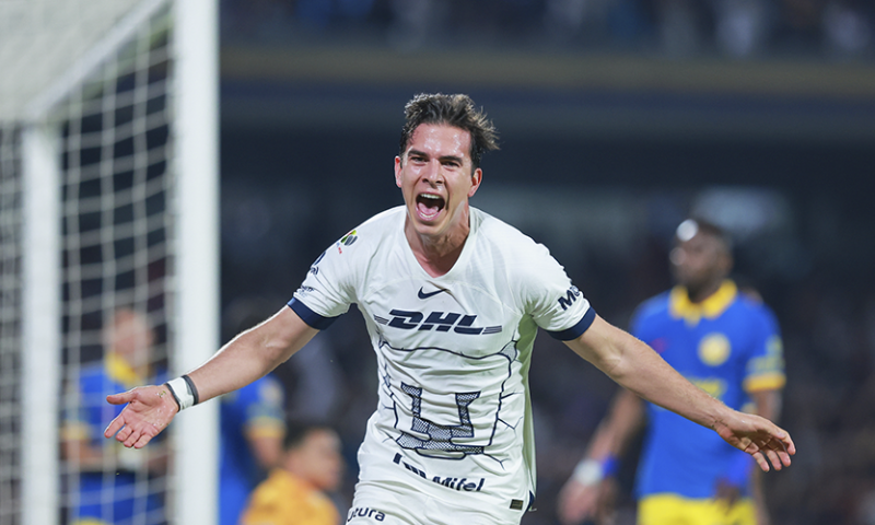 Ulises Rivas en festejo de gol, durante el partido correspondiente a la jornada 16 del torneo Clausura 2024 de la Liga BBVA MX, entre los Pumas de la UNAM y las Águilas del América, realizado en el estadio Olímpico Universitario.